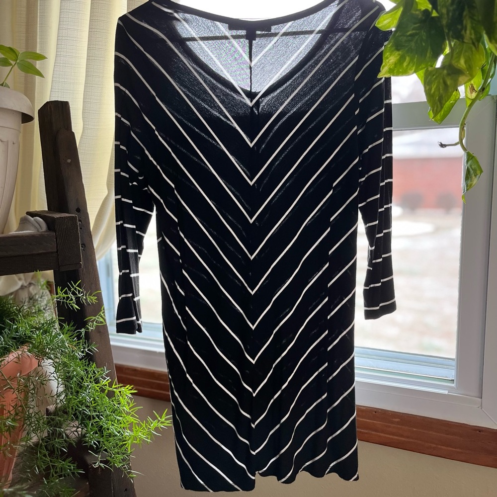 Medium, black & white, quarter sleeve top.